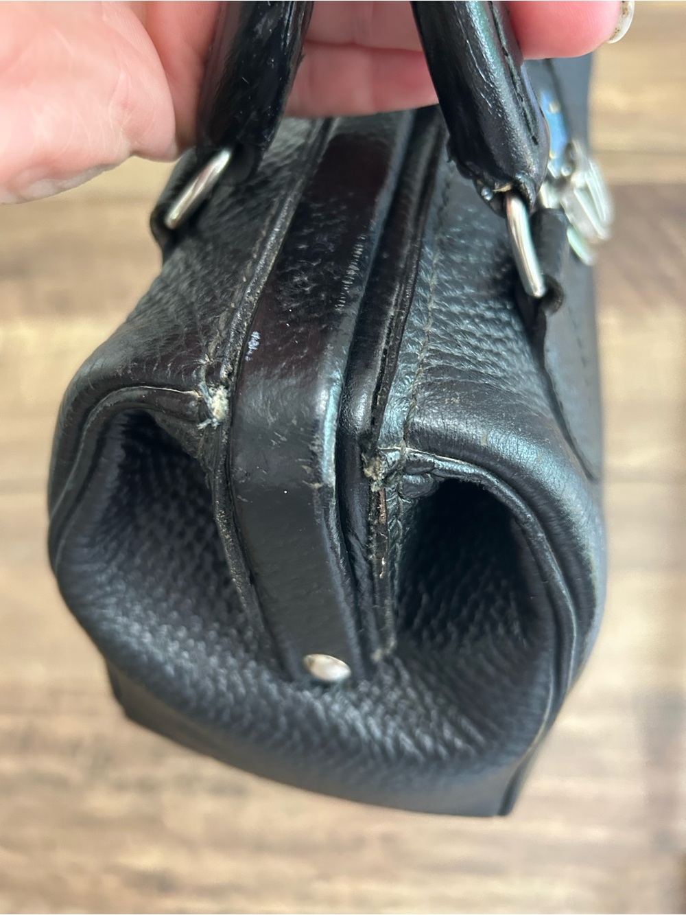 Vintage Black Pebbled Leather Mini Doctors Satchel - Mid Century Gladstone Frame - Picture 13 of 16